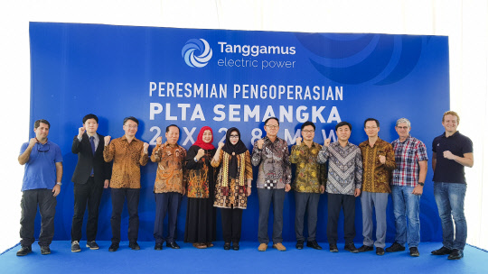 한국중부발전이 15일 인도네시아 수마트라섬 람풍주에서 개최한 땅가무스 수력발전소 준공식에서 박형구 중부발전사장(오른쪽 여섯 번째)과 참석자들이 기념촬영을 하고 있다.   동서발전 제공